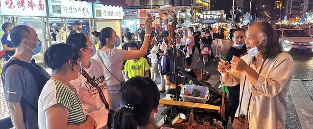 “地摊经济”已经变味，穷人的生活成富人的娱乐