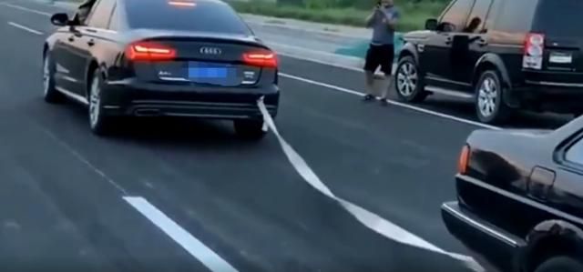 老普桑和奥迪A6L拔河，一起步就被拖走，太高估自己的实力了