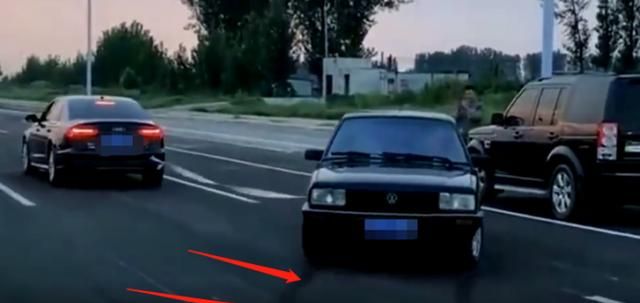 老普桑和奥迪A6L拔河，一起步就被拖走，太高估自己的实力了