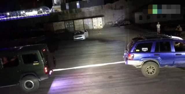 老普桑和奥迪A6L拔河，一起步就被拖走，太高估自己的实力了