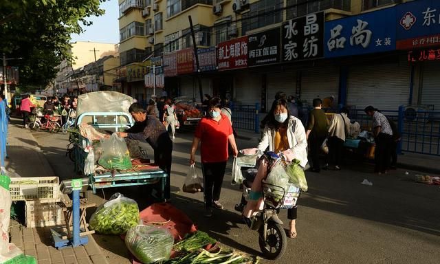 “地摊经济”已经变味，穷人的生活成富人的娱乐