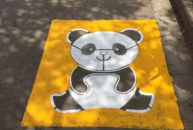 停车位内画只“熊猫”是啥意思？这车位还能停吗？老警给出答案