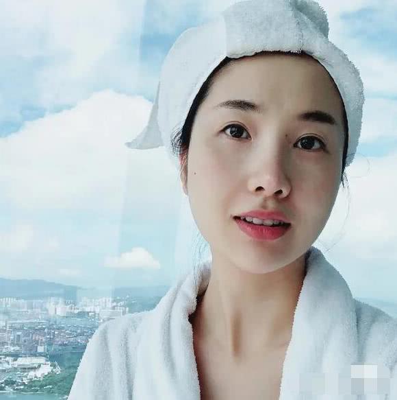 蒋凡夫人风波后小秀身材阳光下映出美丽倩影气质绝美不愧是富贵花