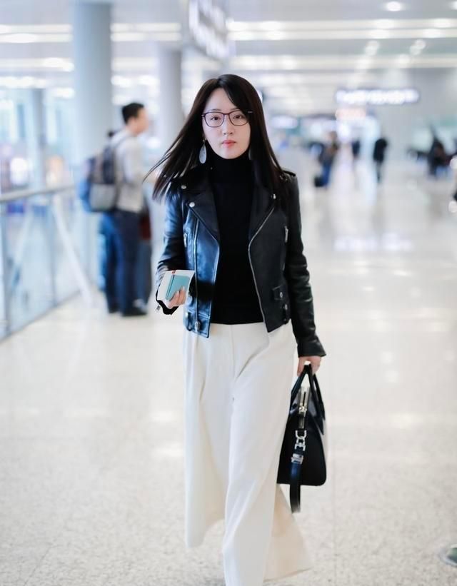 杨钰莹很会选衣服,拼色西服配阔腿裤太吸睛