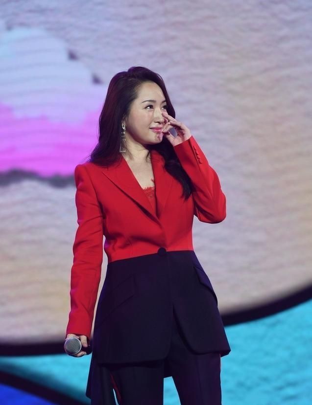 杨钰莹很会选衣服,拼色西服配阔腿裤太吸睛
