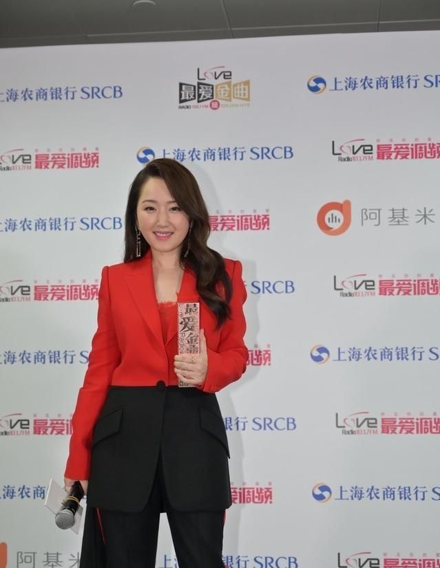 杨钰莹很会选衣服,拼色西服配阔腿裤太吸睛