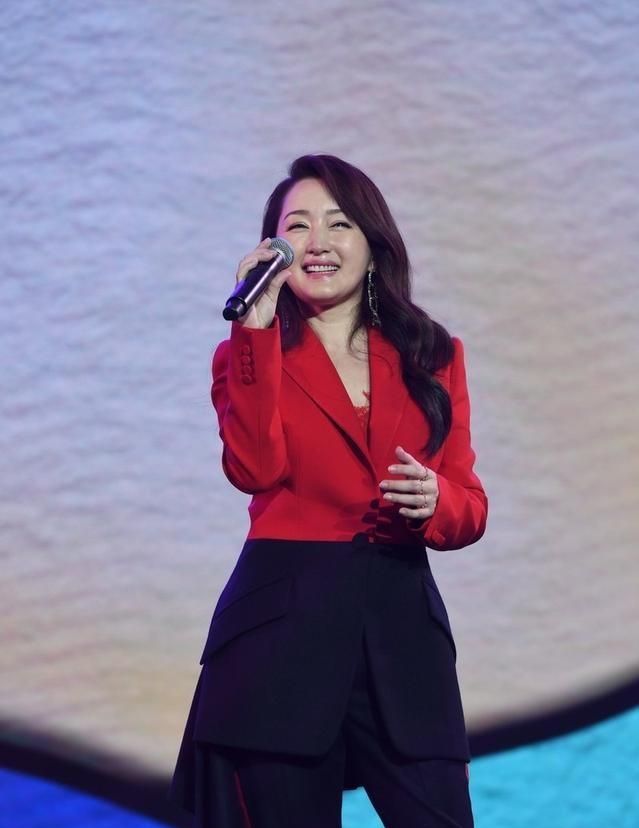 杨钰莹很会选衣服,拼色西服配阔腿裤太吸睛