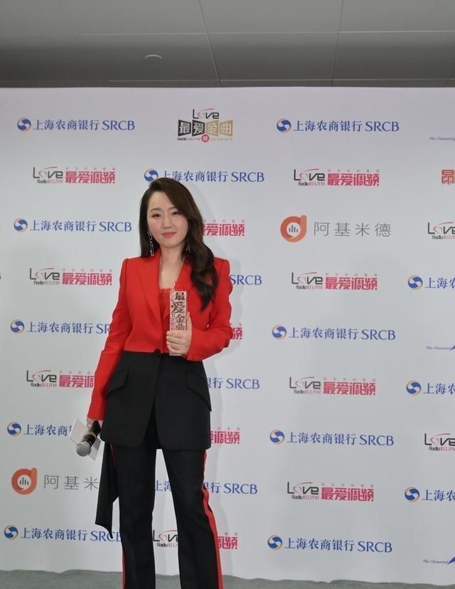 杨钰莹很会选衣服,拼色西服配阔腿裤太吸睛