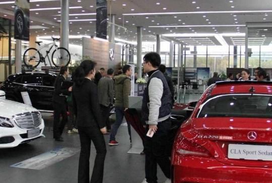 买车时别被美女销售忽悠了！这3种费用交了就吃亏，专门坑新手