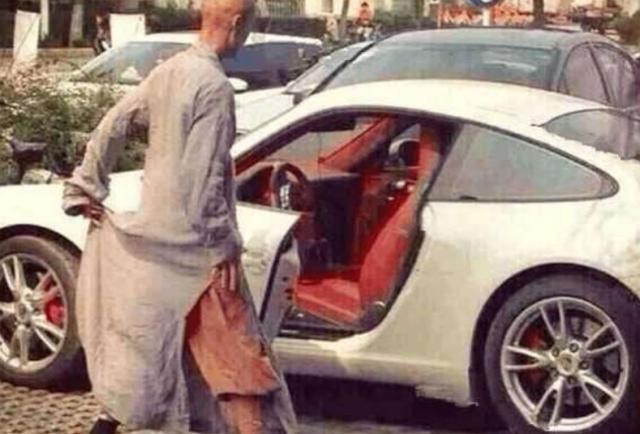 和尚开百万豪车出车祸，救援人员却扭头就走？因他说了这7个字