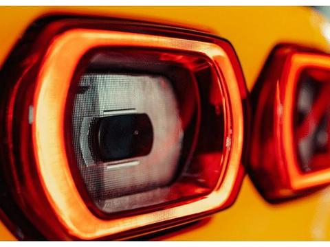 堪称年轻人的“梦想车”！自带跑车声浪，搭V8引擎，2.5秒就破百