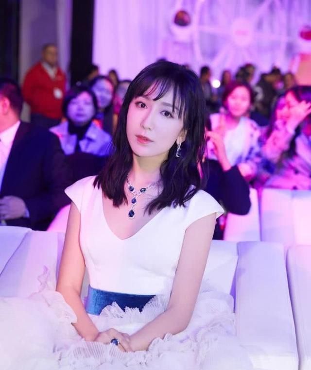 胡一菲越来越淑女穿蓬蓬裙公主范十足网友上身太吸睛