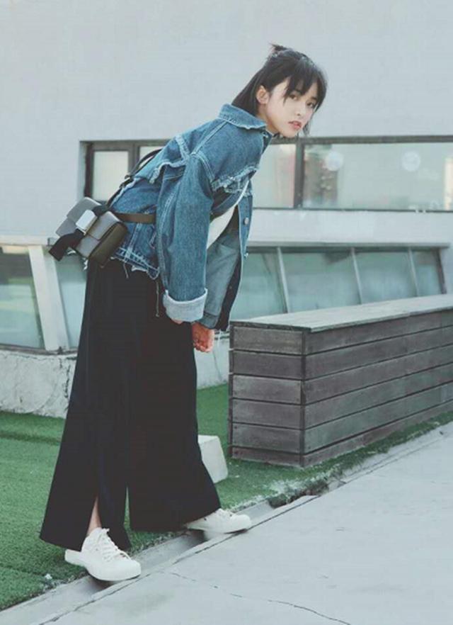 看到邢菲就会想到沈月两人不仅风格像就连私服都是同一类型的