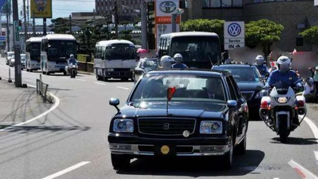 不怕大众带字母,就怕丰田带凤凰!遇到这台丰田,宾利也得躲着走