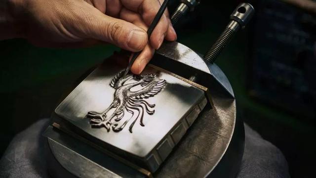 不怕大众带字母,就怕丰田带凤凰!遇到这台丰田,宾利也得躲着走