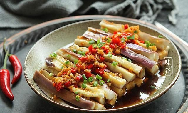 蒸茄子时,别着急上锅蒸,多加一步骤,茄子鲜嫩不发黑