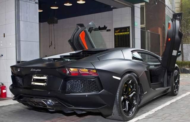 迪拜土豪果真壕横，七百多万豪车被切割改造，成品不敢看