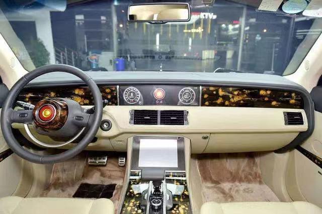 不怕大众带字母,就怕丰田带凤凰!遇到这台丰田,宾利也得躲着走