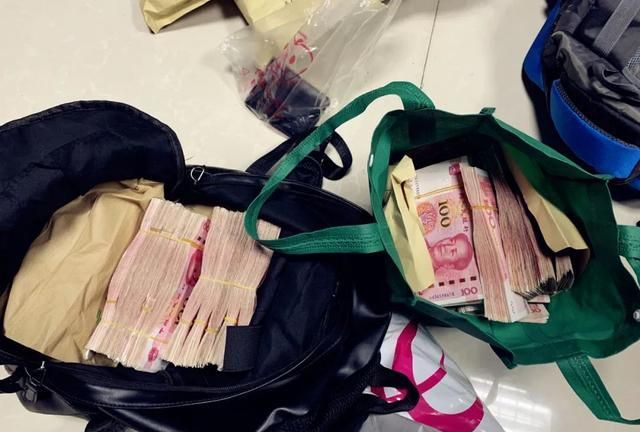 四川泸州警方破获特大贩毒案,毒贩家中搜出成堆现金毒