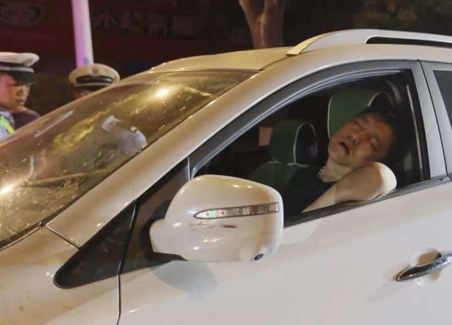 喝了酒在车内休息也没开车，却被判是酒驾？车主泪眼巴巴：凭啥