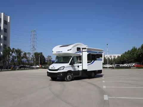 宇通国产依维柯双拓展房车，能睡两家人的性价比之王