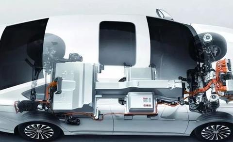 年轻人的第一辆车，该买燃油车还是纯电动汽车