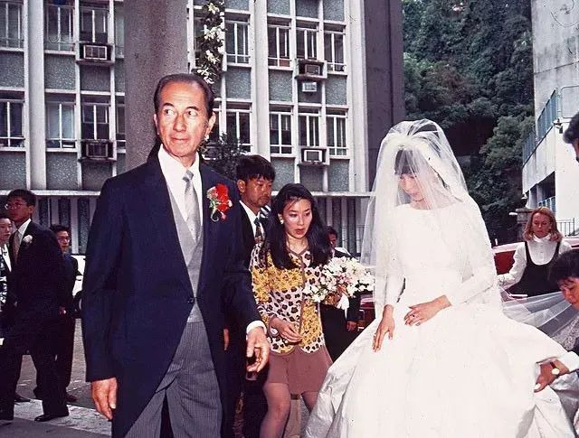 同是赌王子女,二房嫁娶的全是富二代,三房四房偏爱明星炒热度