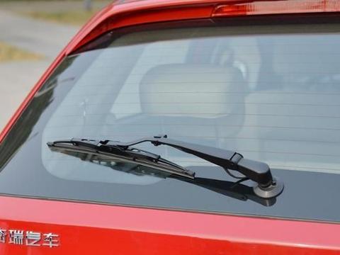 为什么两厢汽车有后雨刷，三厢车却很少见？内行人说出答案