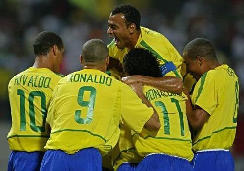 世界杯02年的巴西3R有多强，罗纳尔多小罗以及里瓦尔多 谁更强？