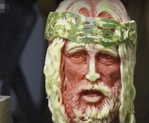 男子作死将西瓜雕刻成“死神”头像，如此的西瓜你敢吃吗？