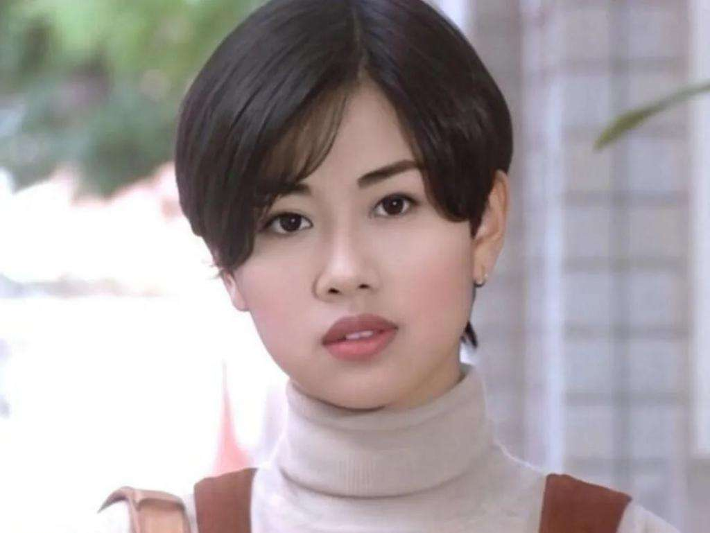 出道后的陈松伶非常幸运,当时就和四大天王之首的黎明合作了电视剧