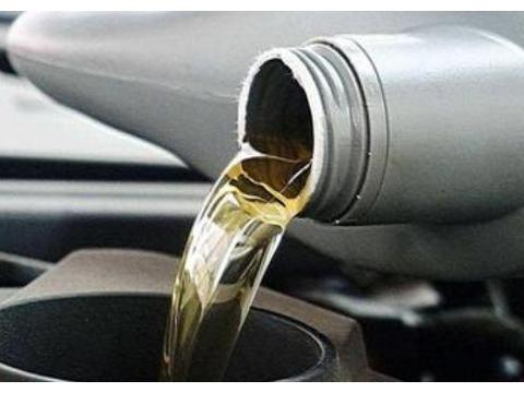 夏天换机油请注意，适当缩短保养周期，修车工也拿你没辙