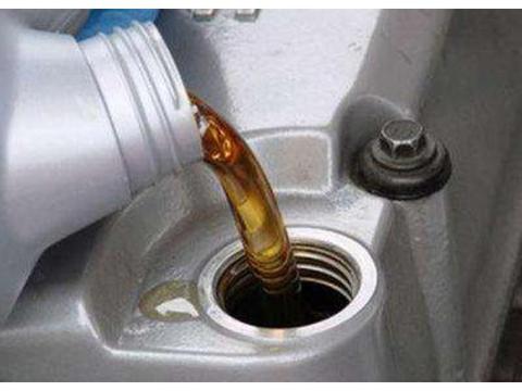 1年都不保养1次机油，这样的车主心真大，修车工就喜欢这样的