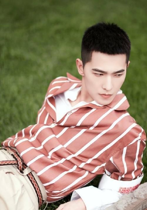 杨洋换个发型帅上热搜,昔日"油腻男"逆袭