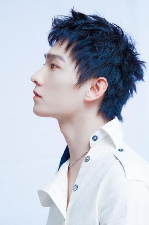 杨洋换个发型帅上热搜,昔日"油腻男"逆袭