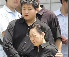 刘继红:11年前丈夫罗京去世,她带儿子改嫁富商,如今过