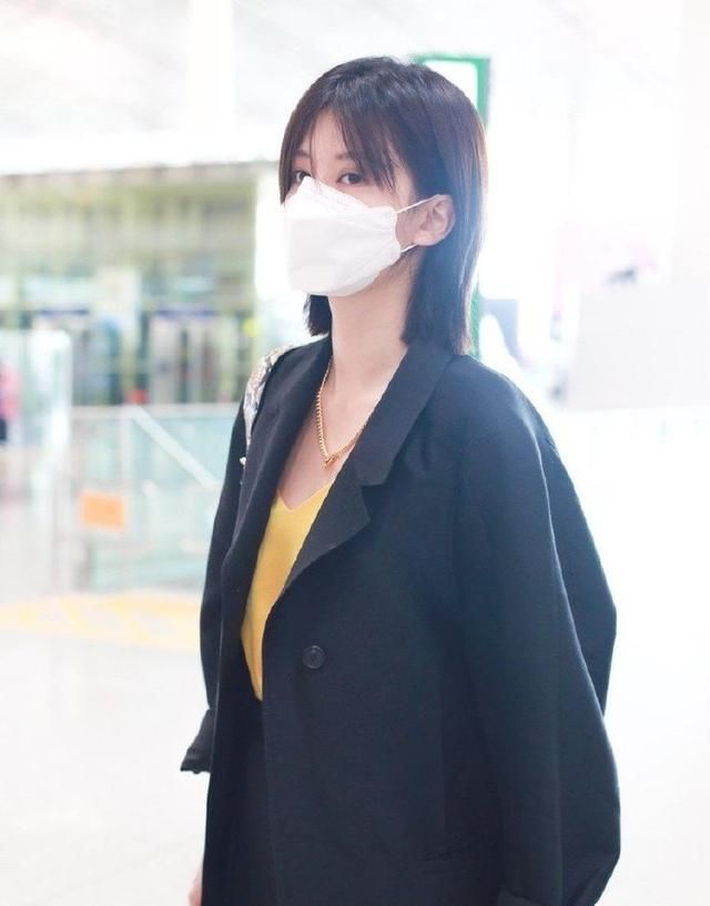 乔欣换一种穿搭风格真好看,黑色西服搭配阔腿裤,干练又时髦