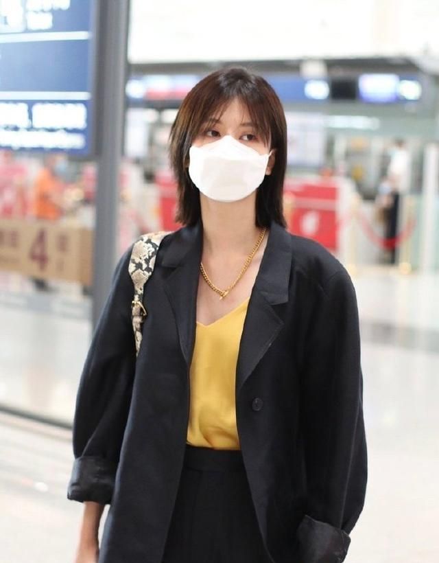 乔欣换一种穿搭风格真好看,黑色西服搭配阔腿裤,干练又时髦