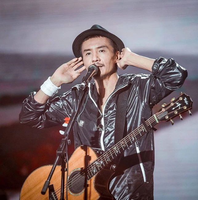 那些民谣歌手的成名曲，连起来就是一首诗…