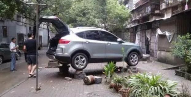 暴雨天为防车让水淹,车主真的豁出老命,看这招