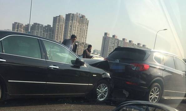 如何应对前车突然急刹车致追尾？