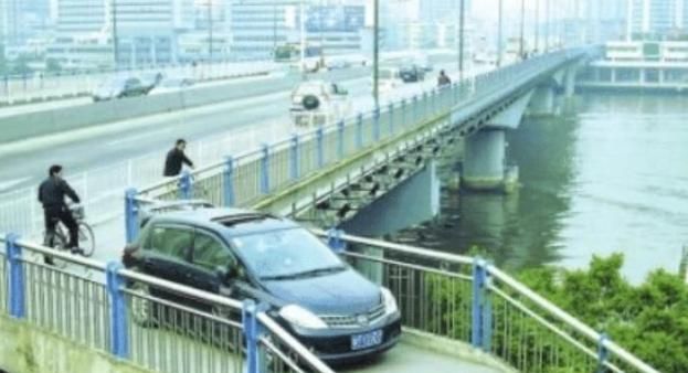 暴雨天为防车让水淹,车主真的豁出老命,看这招