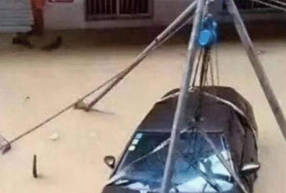 暴雨天为防车让水淹,车主真的豁出老命,看这招