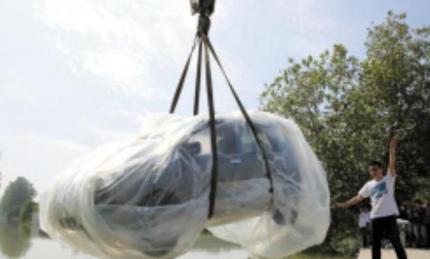 暴雨天为防车让水淹,车主真的豁出老命,看这招