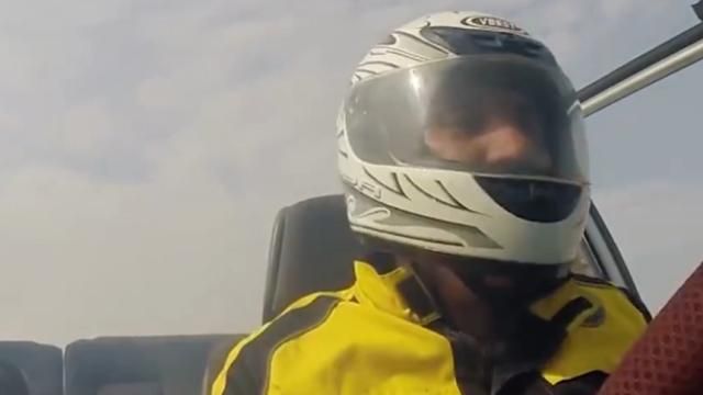 俄罗斯大爷脑洞大开，轿车改成敞篷车，一上路就吸引大批粉丝