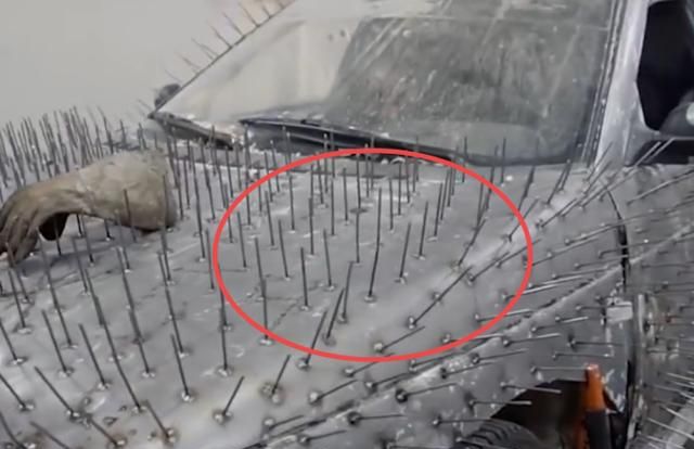 俄罗斯的“钉子户”大叔,改装“刺猬车”,开出去碰瓷的都怕