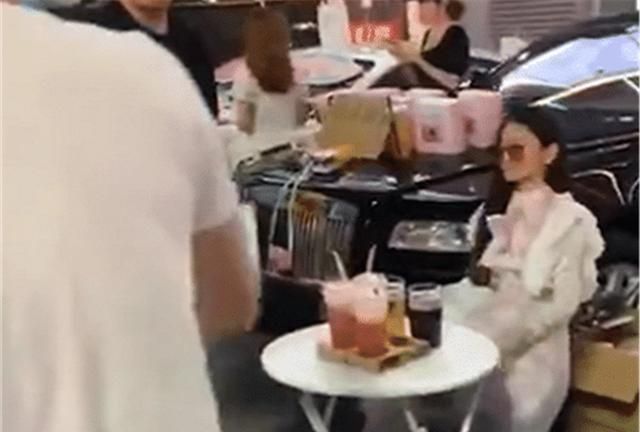 女子开劳斯莱斯卖“忘情水”，网友：不想忘情，只想“忘穷”！