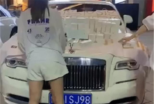 女子开劳斯莱斯卖“忘情水”，网友：不想忘情，只想“忘穷”！