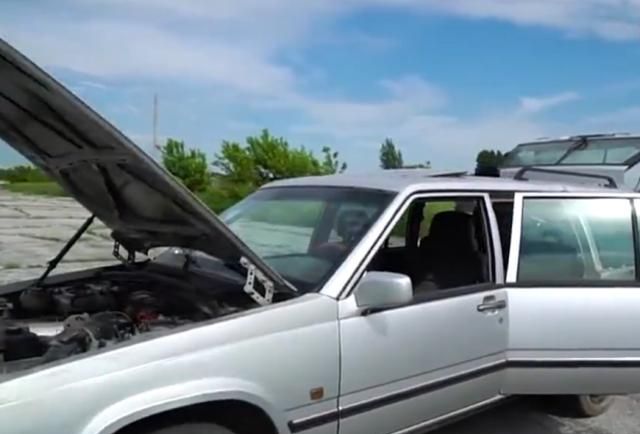 俄罗斯大爷脑洞大开，轿车改成敞篷车，一上路就吸引大批粉丝