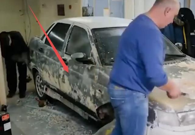 俄罗斯的“钉子户”大叔,改装“刺猬车”,开出去碰瓷的都怕